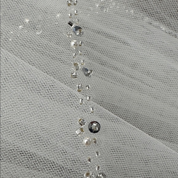 Elegant White Bridal Veil with Beaded Edge - Picture 4 of 8